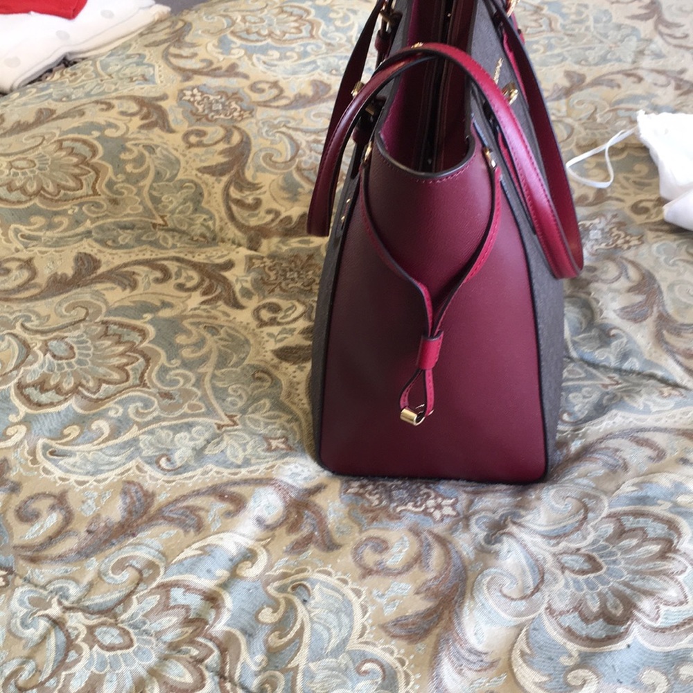 Brand new Michael kors adorable hand bag - Picture 5 of 9